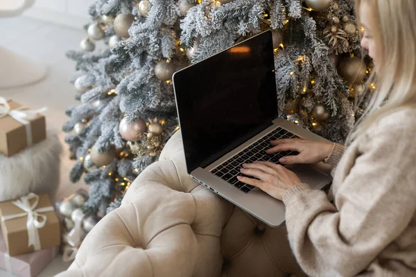 Laptop Tegen Wazig Kerst Verlichting Achtergrond — Stockfoto
