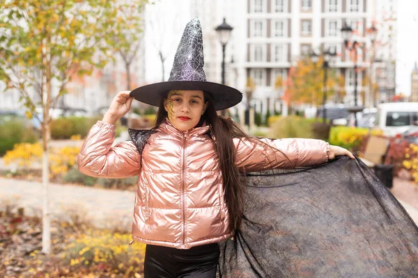 Kaukázusi Tini Lány Hagyományos Boszorkány Vagy Varázsló Kalap Halloween Külső — Stock Fotó
