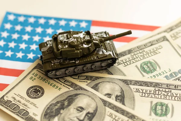 Egy Katonai Tank Amerikai Zászló Hátterében Amerikai Dollár Bankjegyek Koncepció — Stock Fotó