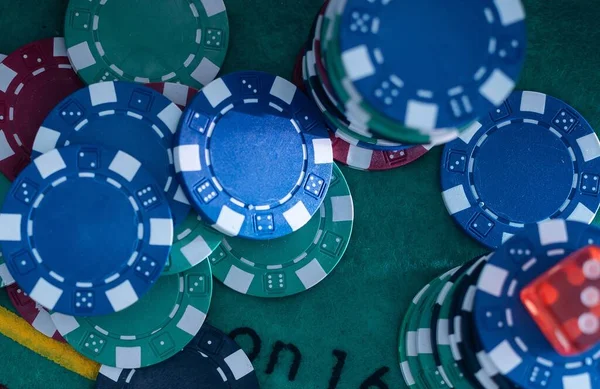 Close Casino Chips Dollarbiljetten Pokertafel Hoge Kwaliteit Foto — Stockfoto