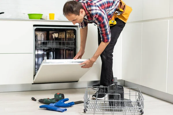 食器洗い機の技術者 高品質の写真 — ストック写真