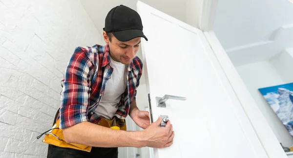 Young Handyman Installing Door High Quality Photo — Stock Photo, Image
