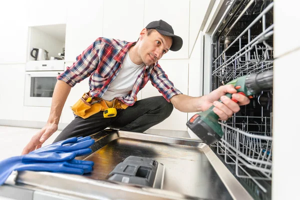 Один Ремонтник Виправляє Несправну Проблему Кухонної Посудомийної Машини Високоякісна Фотографія — стокове фото