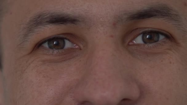 Nahaufnahme Eines Jungen Attraktiven Indischen Männlichen Gesichts Mit Augen Die — Stockvideo