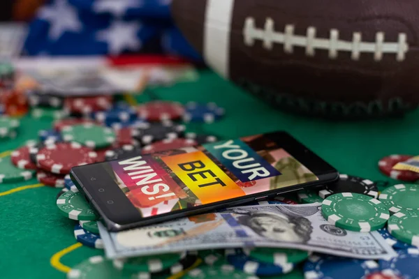 Smartphone Poketovým Stolem Obrazovce Hrací Karty Čipové Karty Pokerovém Stole — Stock fotografie