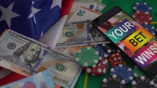 Bal Fluit Smartphone Met Inzet Toepassing Dollarbiljetten Groene Achtergrond Gokken — Stockvideo