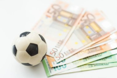 Güzel deri futbol topu bir yığın kağıt euro banknotunun üzerinde yatıyor. Yüksek kalite fotoğraf