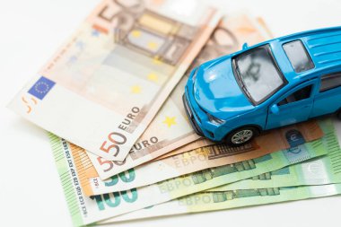 Oyuncak otomobil ve Avro banknotunun arka planında gerçek anahtarlar. Yüksek kalite fotoğraf
