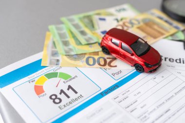 Euro banknotları, araba modeli, hesap makinesi. Yüksek kalite fotoğraf