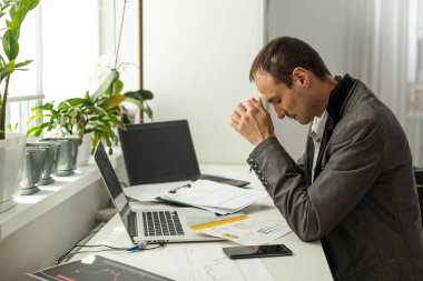 İş dünyası, insanlar, başarısızlık, evrak işleri ve teknoloji konsepti. Laptop bilgisayarı ve ofiste çalışan kağıtları olan bir iş adamı. Yüksek kalite fotoğraf