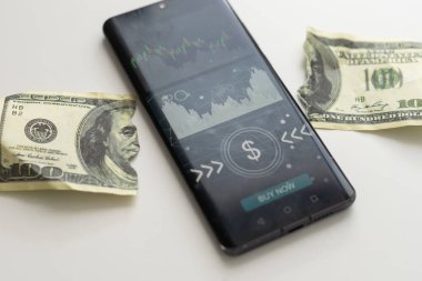 Yüz dolarlık banknot ikiye bölündü. Beyaz bir arka planda izole edildi. Yüksek kalite fotoğraf