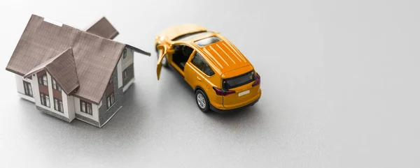 Miniaturowy Model Samochodu Pieniądze Stole Pomieszczeniu Kupuję Samochód Wysokiej Jakości — Zdjęcie stockowe