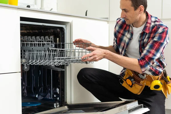 Mutfakta Bulaşık Makinesini Tornavidayla Tamir Eden Bir Tamirci Yüksek Kalite — Stok fotoğraf