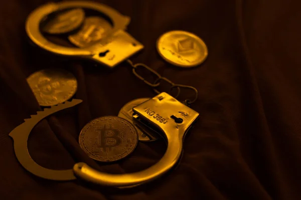 Золоті Біткойни Криптовалюта Наручниками Доларових Купюрах Цифрова Злочинність Арешт Або — стокове фото