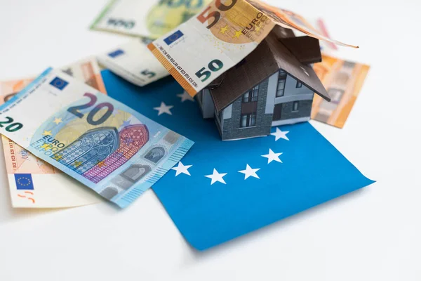 Concetto Immobiliare Con Banconote Euro Casa Monete Foto Alta Qualità — Foto Stock