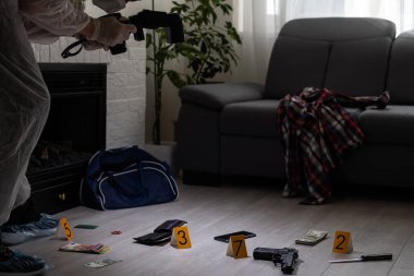 Olay yeri inceleme, teknisyen tarafından tabanca ve fişek toplama. Yüksek kalite fotoğraf