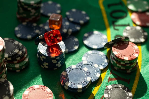 Poker Žetony Herním Stole Dramatickým Osvětlením Kvalitní Fotografie — Stock fotografie