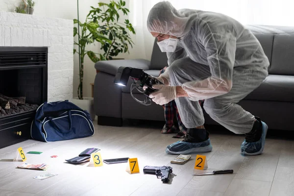 Detective Che Raccoglie Prove Una Scena Del Crimine Specialisti Forensi — Foto Stock