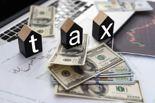 木製の立方体と税金またはバットの税務テキストは 政府への支払いのための個人所得税申告書を完了するための文書を形成します 2022年から2023年までの計算税申告 高品質の写真 — ストック写真