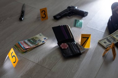 Kanıt işaretleri olan bir suç mahallinin yüksek kontrastlı görüntüsü. Yüksek kalite fotoğraf