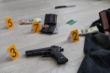 Düz kompozisyon, ahşap arka planda kanıt ve olay yeri işaretleri vardı. Yüksek kalite fotoğraf