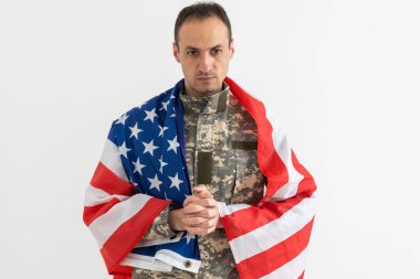 Bayrak tutan Amerikan askeri. Kamuflaj üniformalı bir erkek subay. Ordu kavramı.