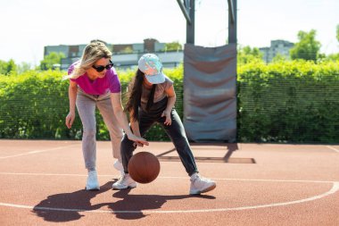 Anne ve kızı basketbol oynarken