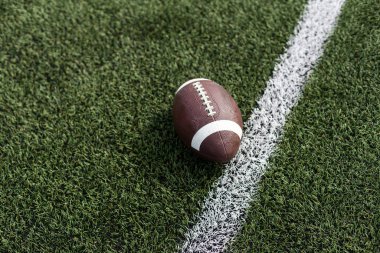 Sahada Amerikan futbolu topu