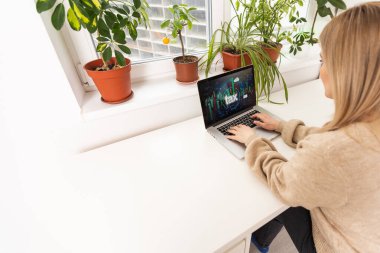 Hesaplama ve ev ofis içinde fatura ödeme gülümseyen genç kadın.