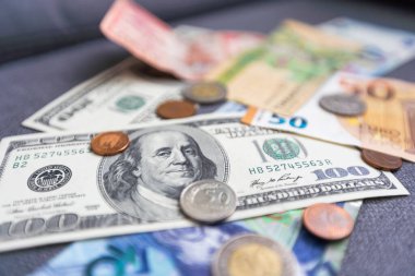 İş ve finans kavramı. Parasal geçmiş. ABD ve AB banknotları ve paraları, kağıt paralar, avro ve paralar kaotik bir düzende dağıtıldı. İş ve finans kavramı.