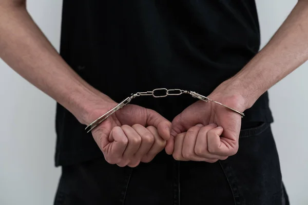 Aresztowany Mężczyzna Skutymi Rękami Kratkami — Zdjęcie stockowe