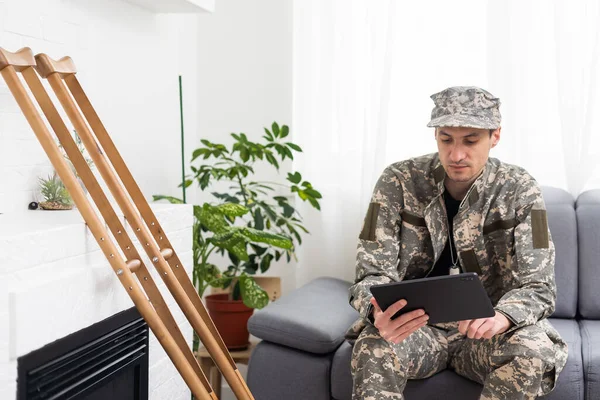 Militar Homem Muletas Com Tablet Médico — Fotografia de Stock