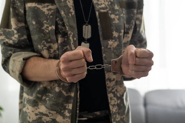 Ein Gefesselter Soldat Hinter Gittern Vor Schwarzem Hintergrund Konzept Kriegsgericht — Stockfoto