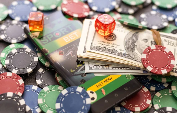 Jogando Cartas Fichas Poker Dados Smartphone Conceito Casino Online Jogar — Fotografia de Stock