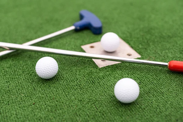 ミニゴルフクローズアップ カラフルなゴルフパター ボール — ストック写真