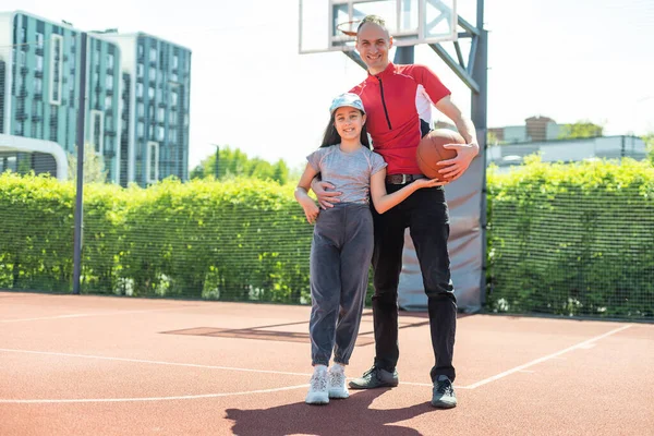 Vater Und Tochter Spielen Gemeinsam Basketball Auf Spielplatz — Stockfoto