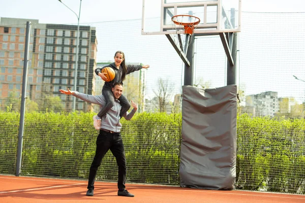 Ojciec Niosący Córkę Ramionach Pomaga Jej Umieścić Koszykówkę Sieci — Zdjęcie stockowe