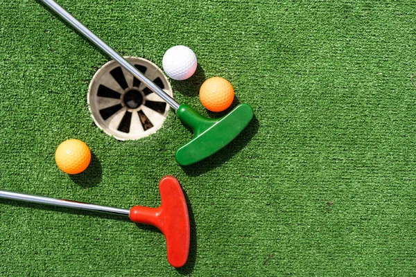 Mini Γκολφ Κλαμπ Και Μπάλες Διαφόρων Χρωμάτων Που Τεχνητό Γρασίδι — Φωτογραφία Αρχείου