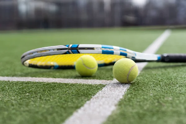 Sluiten Van Tennisrackets Tennisballen Liggend Tennisbaan Sport Tennis Activiteit — Stockfoto