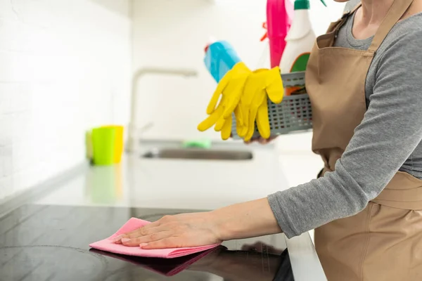Çekici Bir Kadın Mutfakta Mobilyaları Paçavrayla Temizliyor — Stok fotoğraf