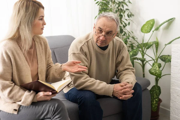 Mature Man Session Psychologist Doctor Listens Writes Help Depression Psychiatric — Stockfoto