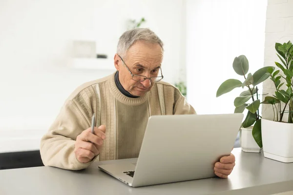 Pensive Senior Man Using Laptop Sitting Home Empty Space — Stok fotoğraf