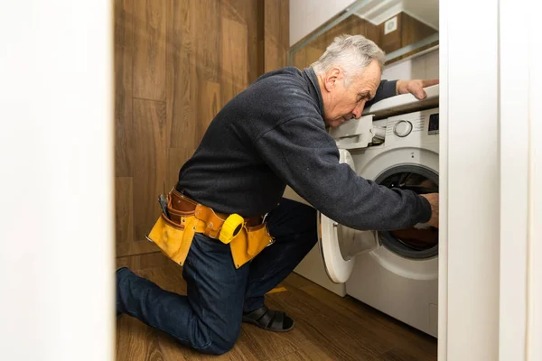 Tesisatçı Yapımı Çamaşır Makinesini Tamir Ediyor — Stok fotoğraf