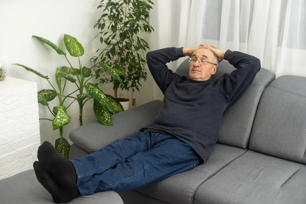 Yaşlı Bir Adam Evinde Dinleniyor — Stok fotoğraf