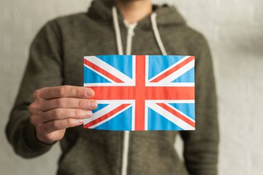 Büyük Britanya bayrağı ellerinde