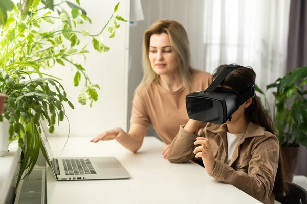 Famiglia Tecnologia Concetto Realtà Virtuale Madre Figlia Occhiali Giocare Casa — Foto Stock