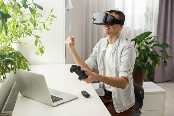 Young Bearded Man Wearing Virtual Reality Glasses Modern Interior Design — Zdjęcie stockowe