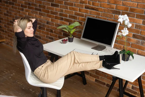 Young Happy Businesswoman Using Computer Modern Office Colleagues Stylish Beautiful — Foto de Stock