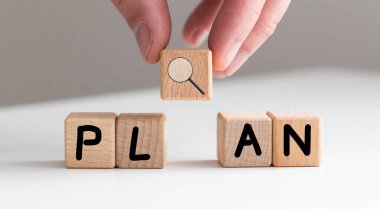 Sarı arka plandaki tahta bloklardan bir plan kelimesi. Yüksek kalite fotoğraf