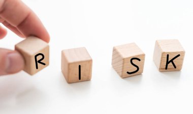 İş yatırımında risk. Kağıt üzerinde kelime riski beyaz, finansal grafiği analiz eder. Yatırım Konsepti. Yüksek kalite fotoğraf